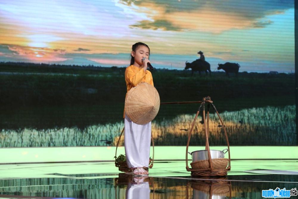  Nghi Dinh performed the song in Future Idol