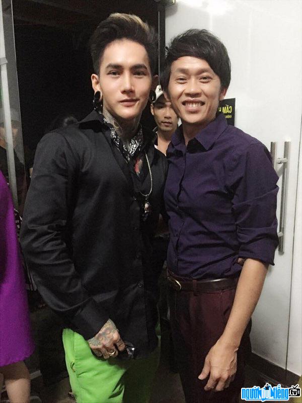 Hot boy Le Hoang Anh taking pictures with comedian Hoai Linh