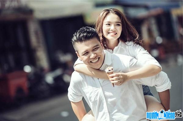 A photo of actress Nhat Ha happy with her husband