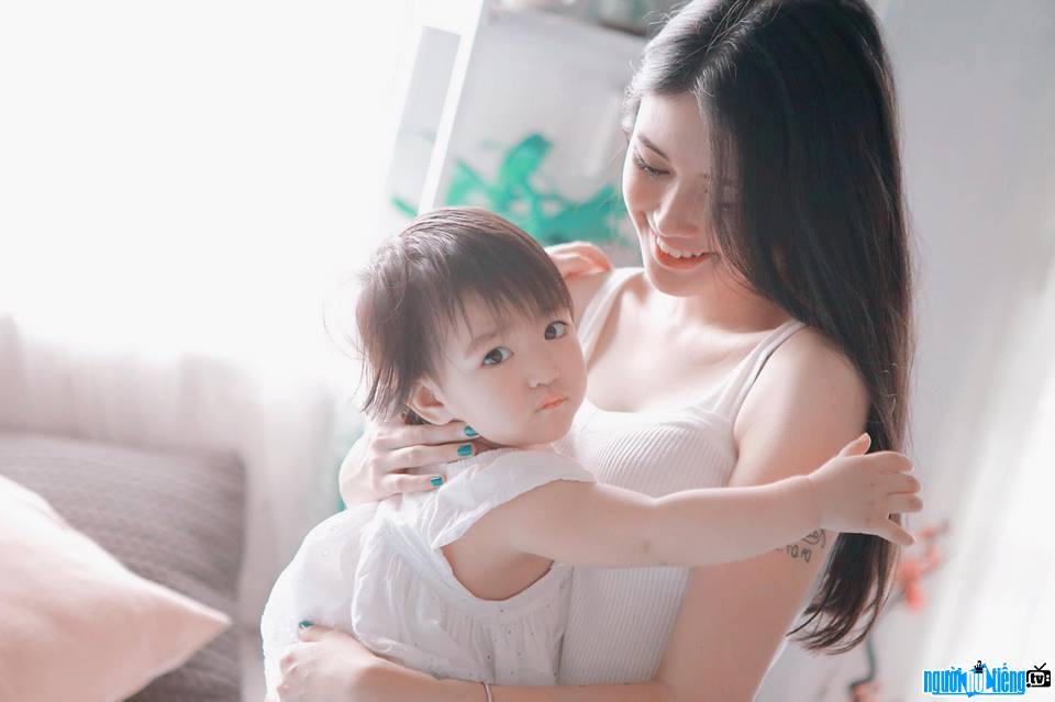  Photo of hot girl Pham Y Nhi and her daughter