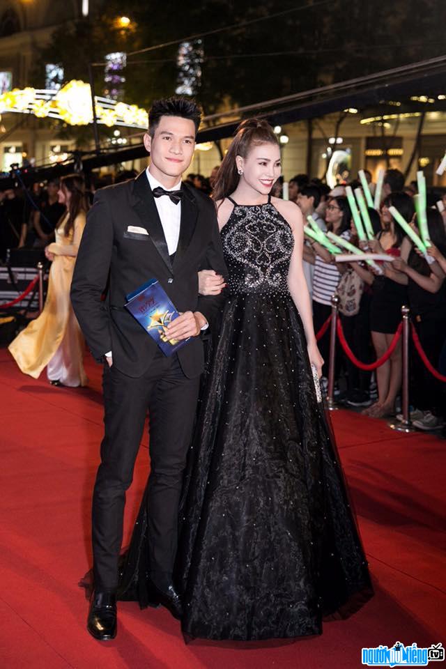 A photo of actor Minh Anh and model Tra Ngoc Hang at an event