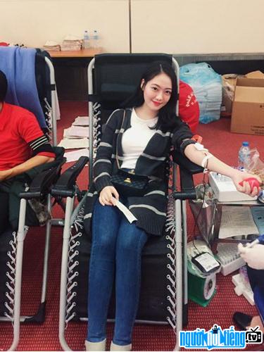 Hình ảnh hot girl Trần Hiếu Huyền đang hiến máu
