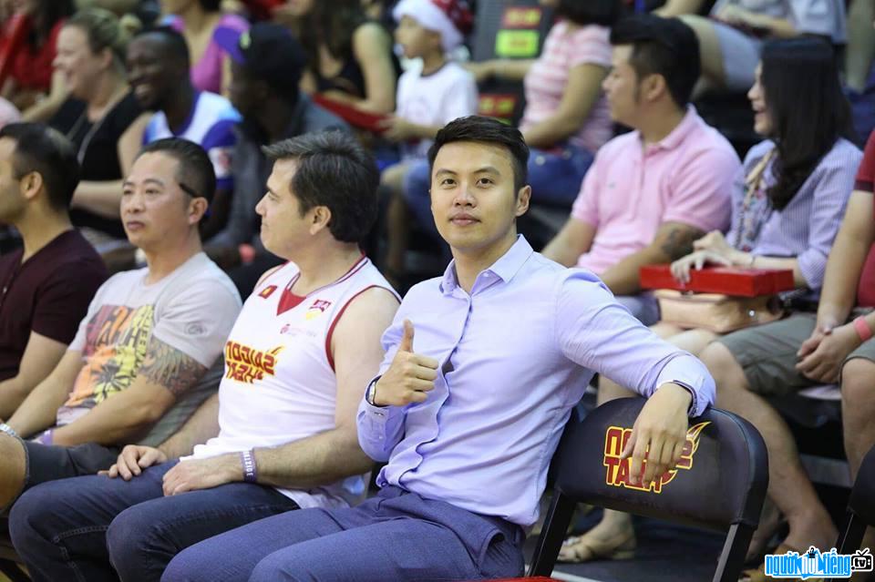 Doanh nhân Lê Đăng Khoa khi theo dõi đội tuyển bóng rổ của mình thi đấu