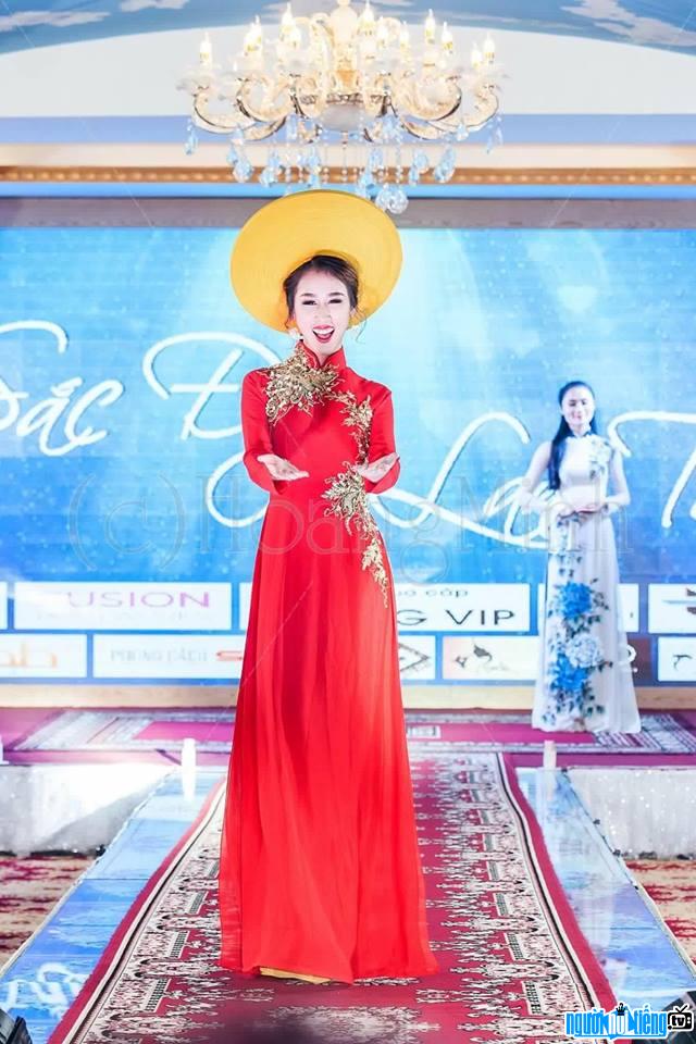  Image of Miss Truong Quynh Tien shining with traditional long dress