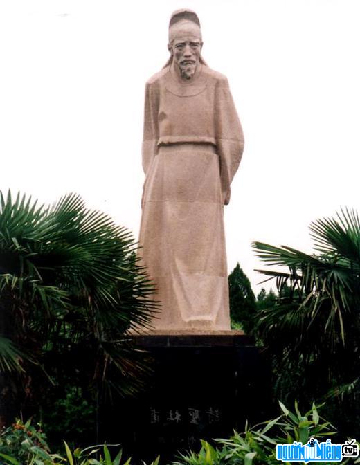  Monument to poet Do Phu