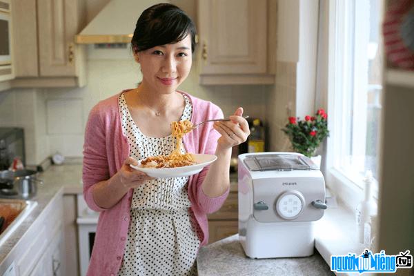 Linh Trang và món mỳ siêu nhanh