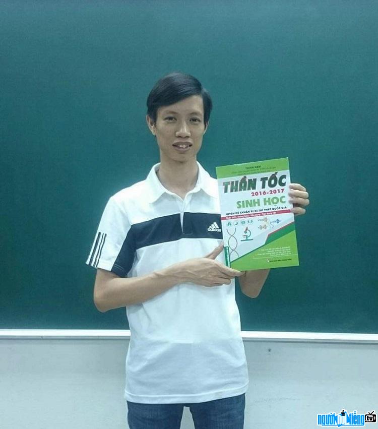 Teacher Thinh Nam introduces exam preparation books