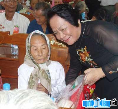 Bà Phạm Thị Việt Nga luôn quan tâm đến mọi người