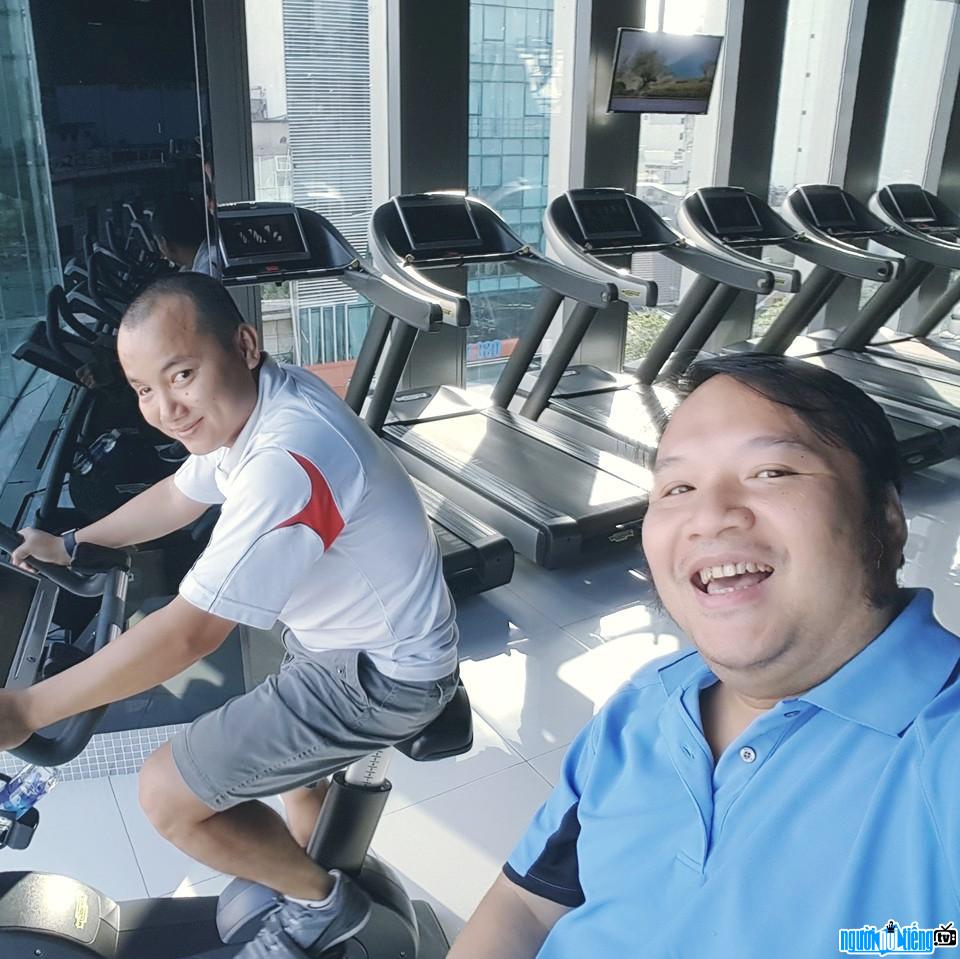  Musician Nguyen Ha showing off photos of going to the gym
