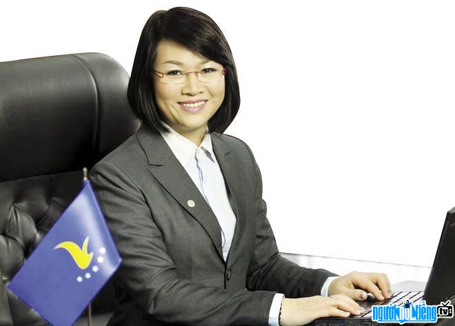  Businesswoman Duong Thi Mai Hoa at her desk