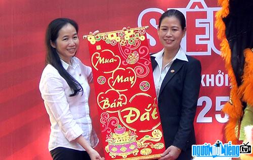  Ms. Le Minh Trang giving gifts to a representative of TAX supermarket