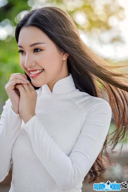  Hot girl from Hue Ngoc Tran shines with a white ao dai