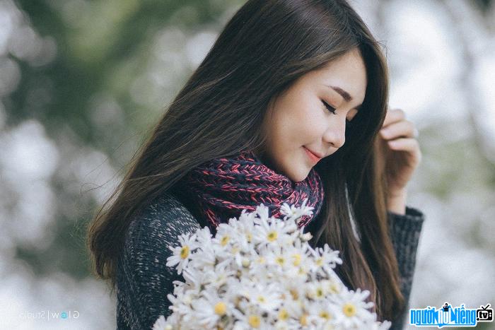 Hot girl Le Thu Huong gentle with daisies