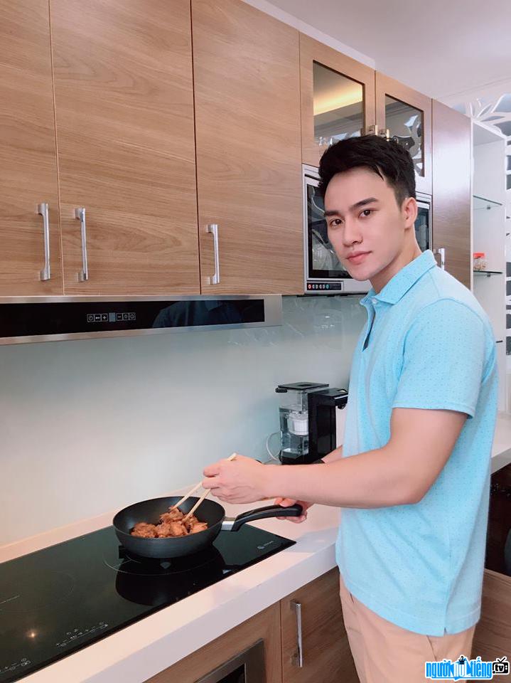  Picture of dancer Tuong Ngoc Minh showing off his talent in the kitchen