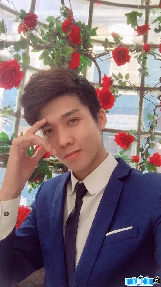 A close-up of actor Hoang Son's feminine charm