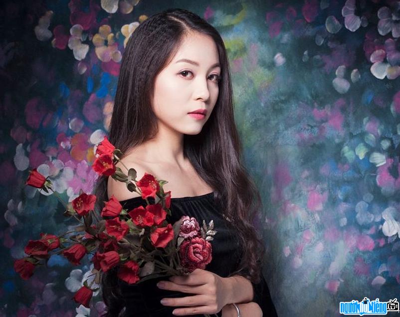 Hình ảnh diễn viên Hà Phương Thu đọ sắc cùng hoa