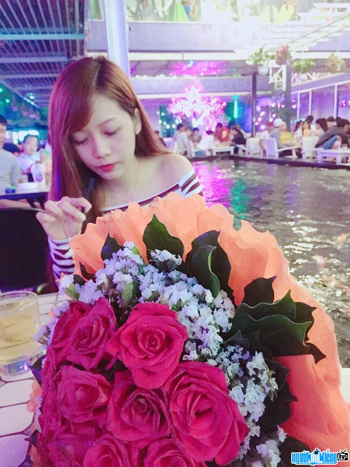  Image of singer Mi Witty with flowers