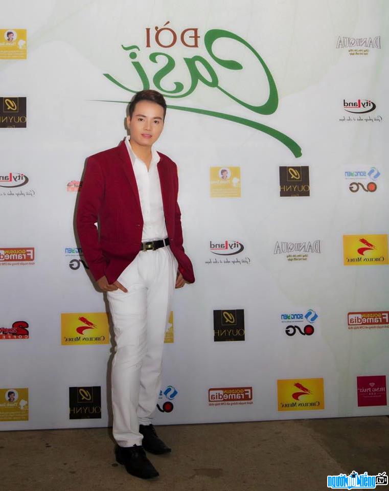  Picture of singer Quang Hieu in a recent event