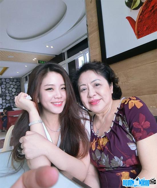 Hot girl Ong Thoai Lien with her mother