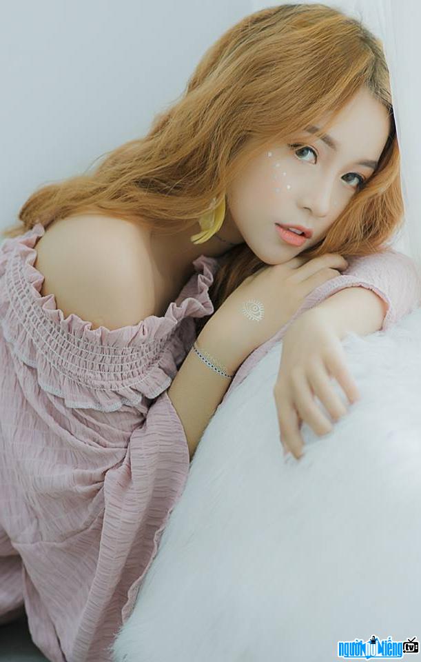  Close-up of the angel-like beauty of hot girl Le Chi