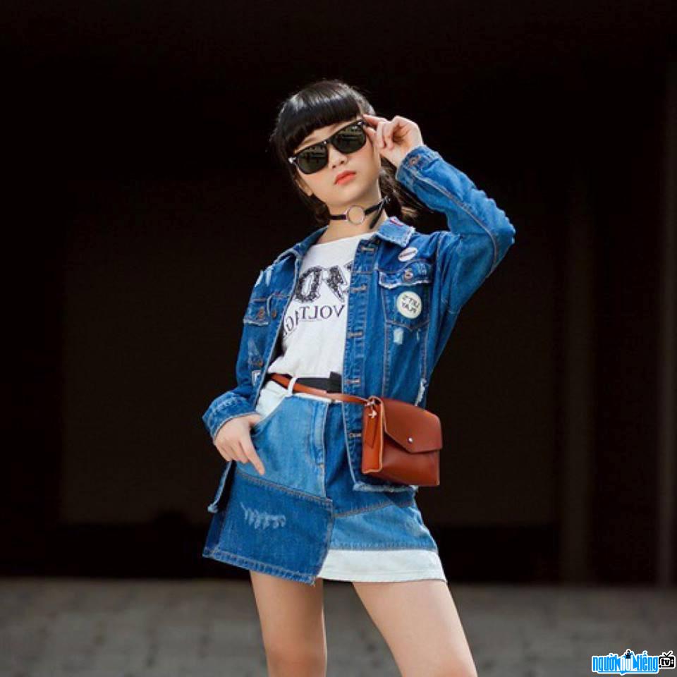 Child singer Kim's photo Anh with a cool fashion style