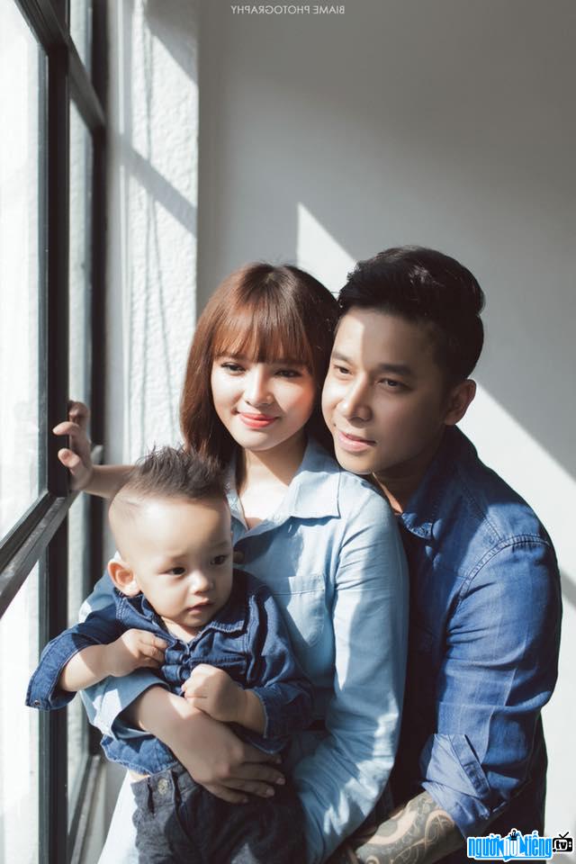 A photo of actress Viet Hue happily with her husband and son