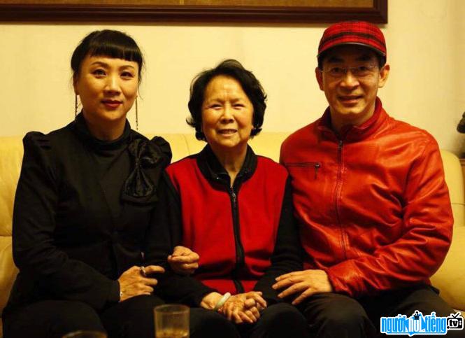 Đạo diễn Dương Khiết cùng với vợ chồng diễn viên Tiểu Lục Linh Đồng