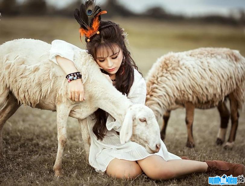 Bức ảnh hot girl Miu Chuối tạo dáng cùng cừu