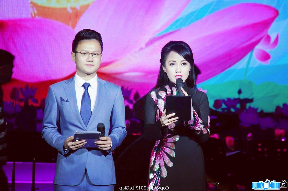  MC Bui Dai Duong with MC Hoai Anh as host in an event