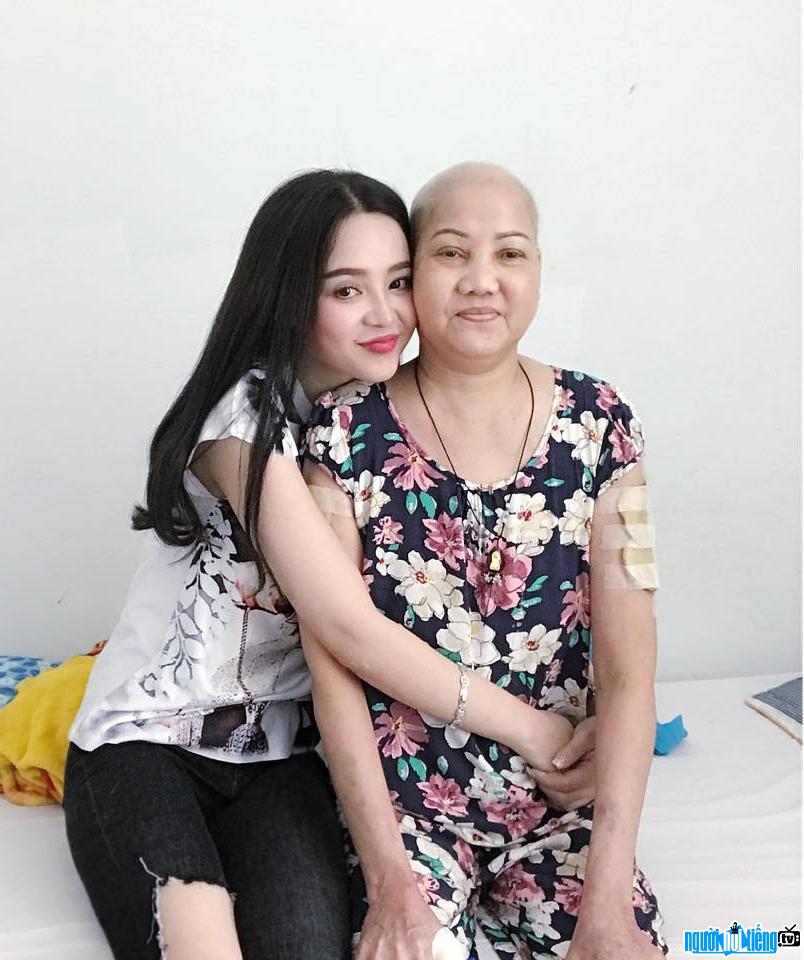  Singer Ngoc Ny with her mother