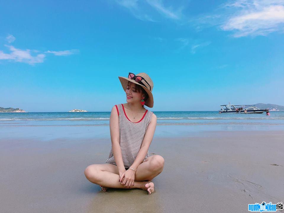 Picture of actor Phung Thien Trang posing in the sea