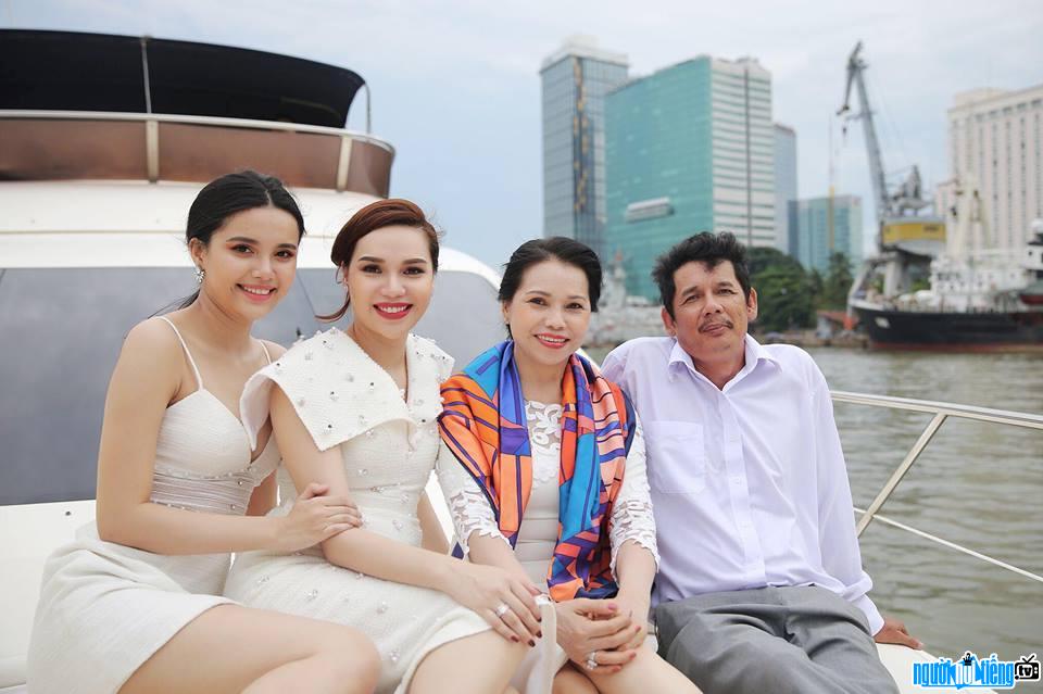  Picture of Miss Dieu Han happy with her family