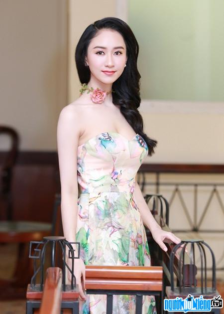  image of sexy runner-up Ha Thu with a trophy dress chest