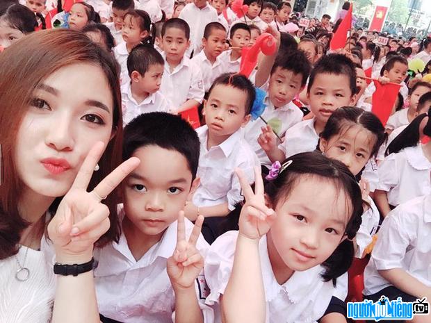  Photo of teacher Bui Thuy Ngan taken with her class Her birth caused a fever in the online community