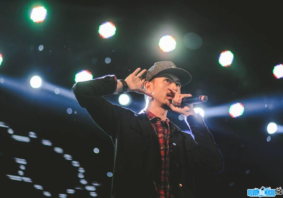 Rapper Đen Vâu gây sốt cộng đồng mạng vì bản rap "Đưa nhau đi trốn" có nội dung "chẳng giống ai"