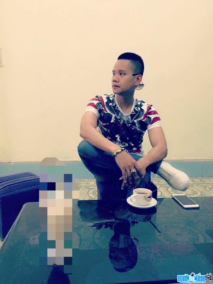 Một bức ảnh mới về nam ca sĩ Lã Phong Lâm