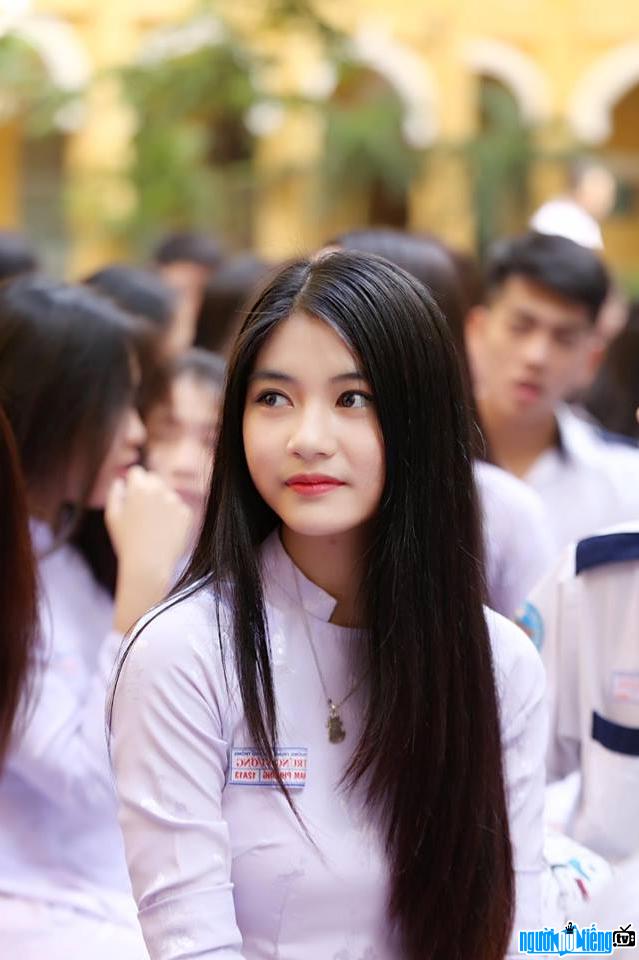 Hình ảnh hot girl Nguyễn Bùi Nam Phương tại một ngày lễ của trường cấp 3