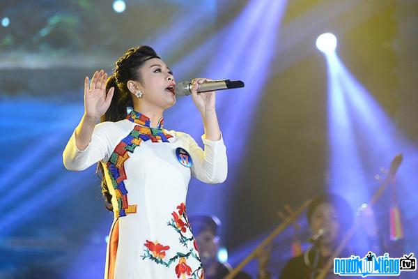  Picture of singer Thu Hang performing On stage