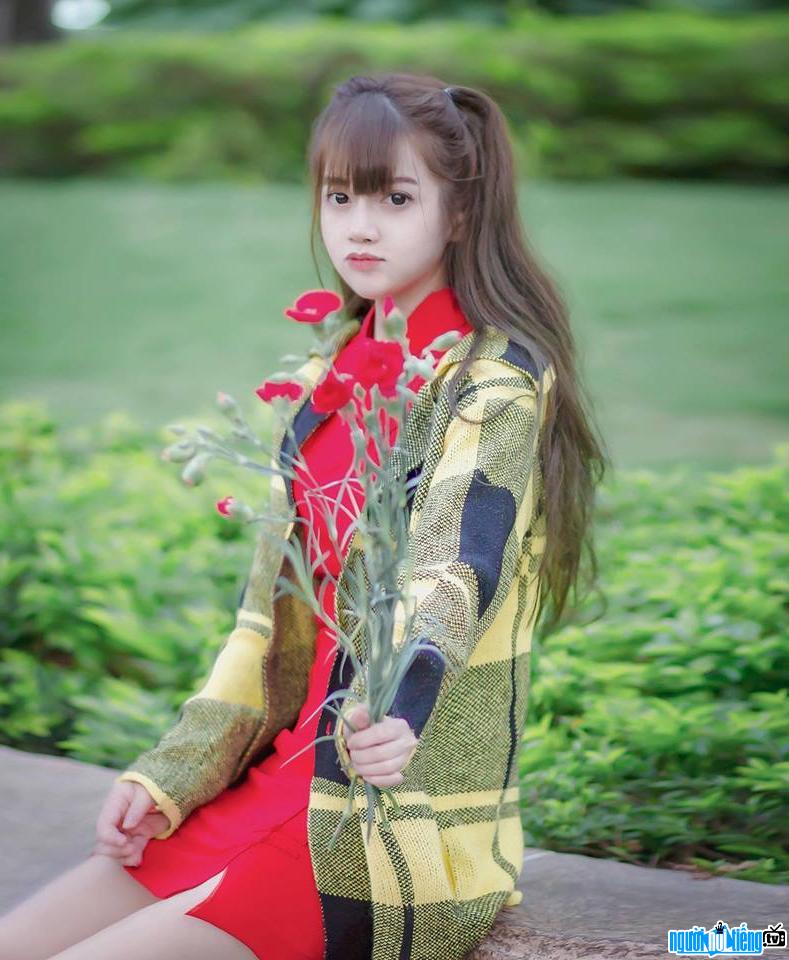 Bức ảnh hot girl Hoàng Mây tạo dáng cùng hoa