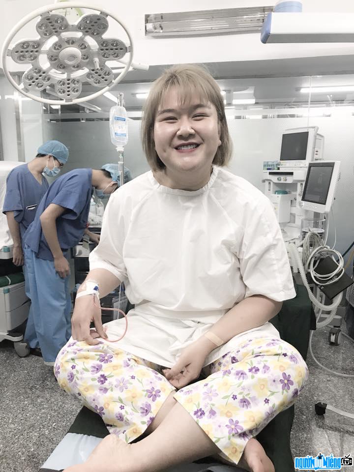 Actor Ngo Thuy Tien is about to perform liposuction surgery