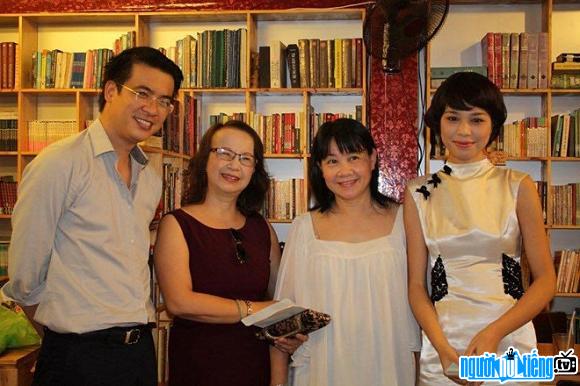 BTV Quang Minh xuất hiện trong buổi giới thiệu tác phẩm nhà văn Linh Lê