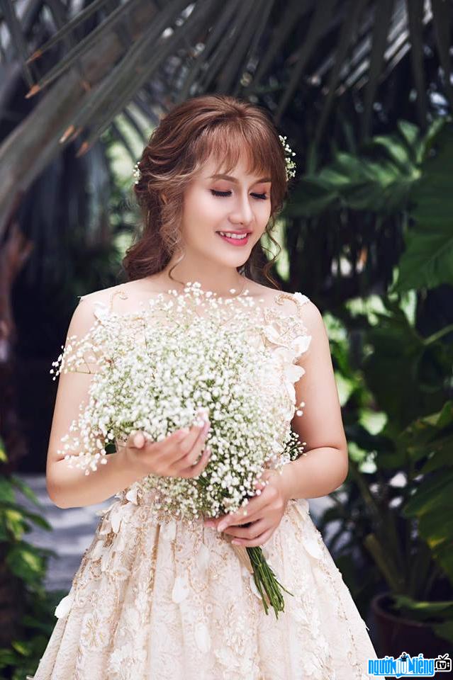  Image of singer Nhu Thuy as beautiful and pure as a bride