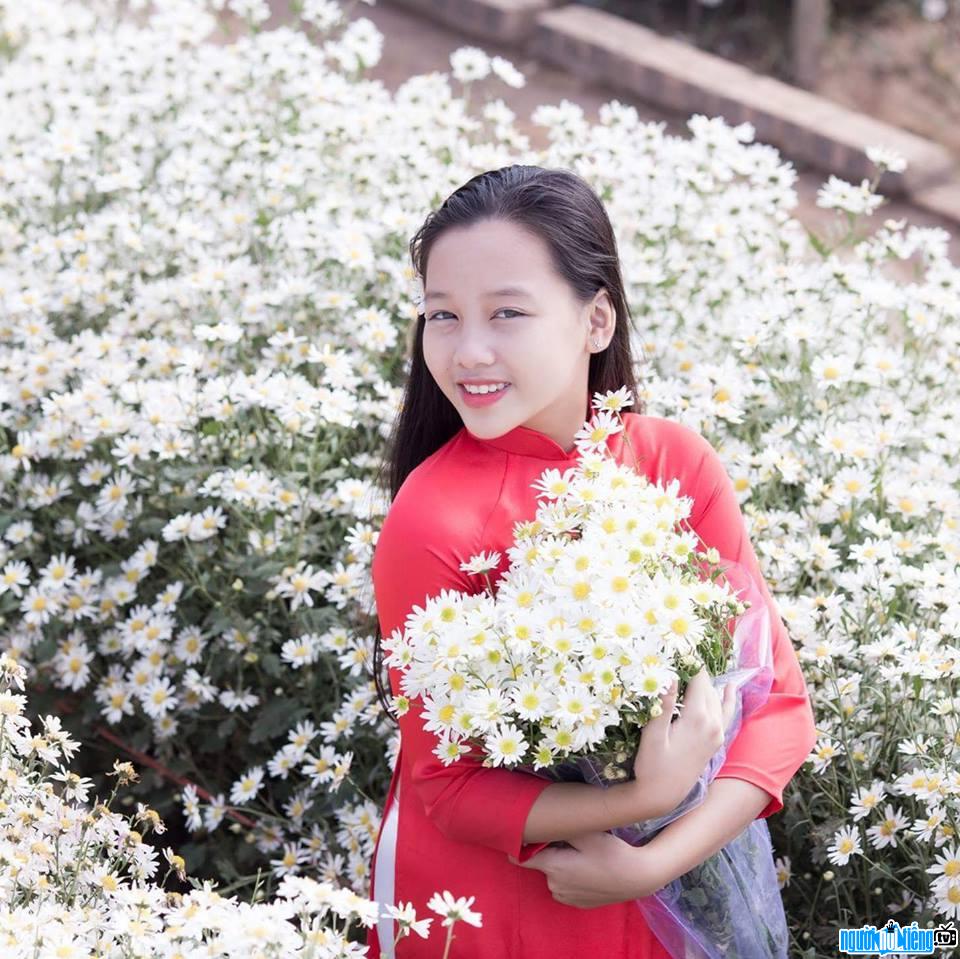  Baby Bui Ha My The Voice posing with flowers