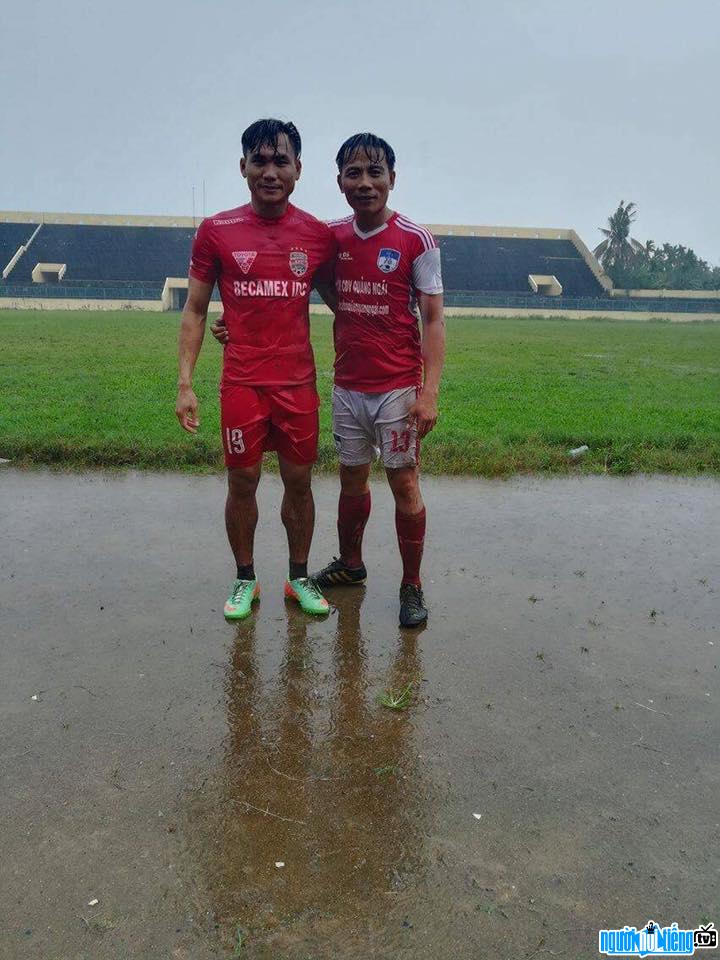  Photo of player Truong Huynh Phu and teammates