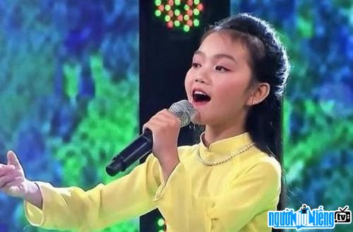  Quynh Nhu passionately performed the song on the contest night