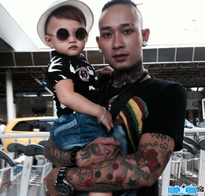  Vu Ngoc Tan are known by the online community thanks to their skillful tattooing and child care images.