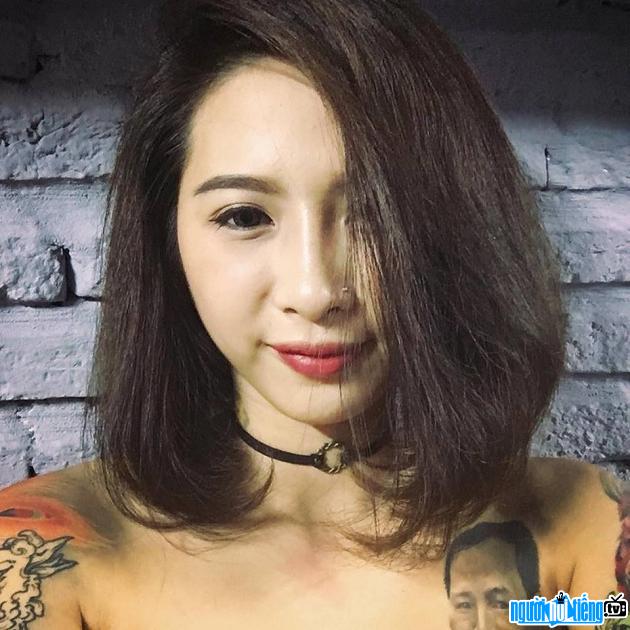  Nguyen Ngoc Anh uses tattoos instead of jewelry on the street
