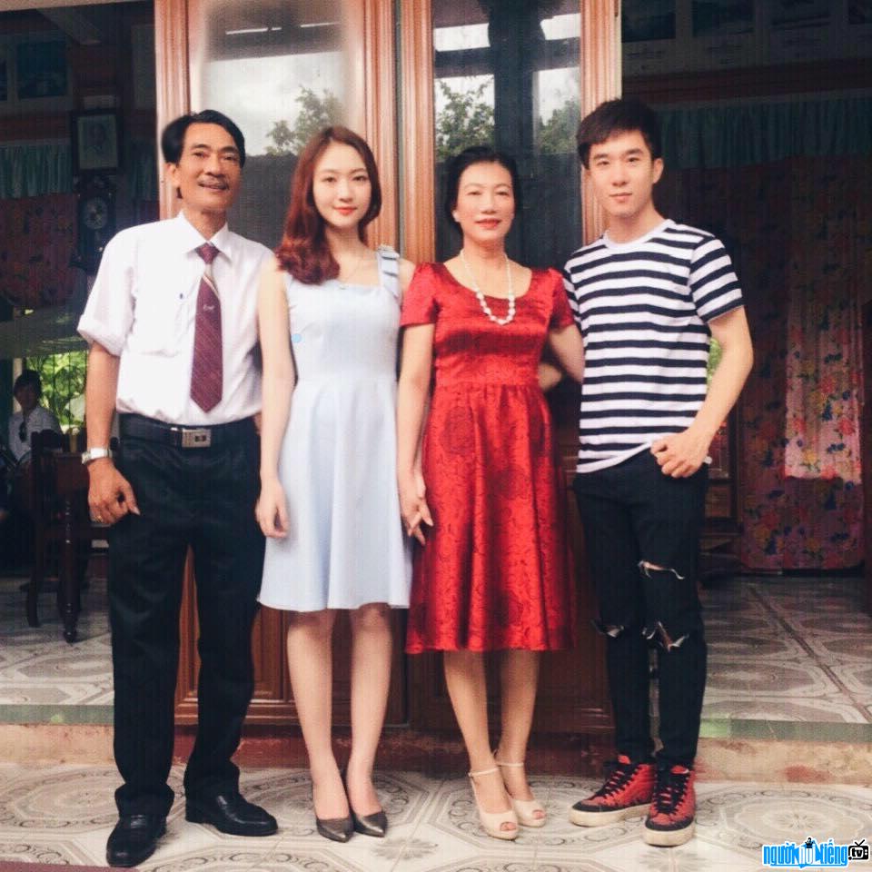 Picture of hot girl Tran Hieu Huyen with her parents and brother