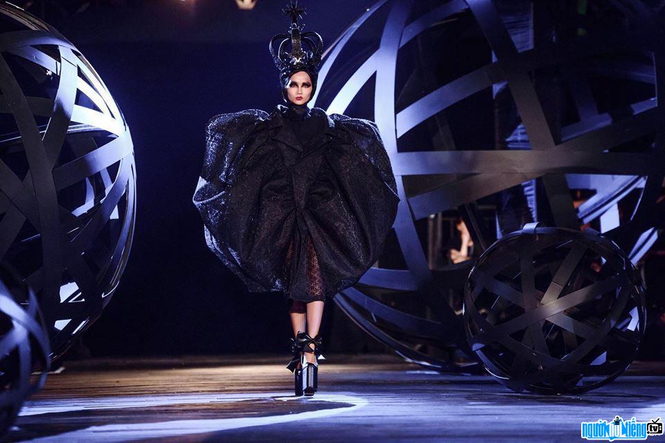 Hình ảnh người mẫu H'Hen Niê đang tự tin catwalk trên sàn diễn