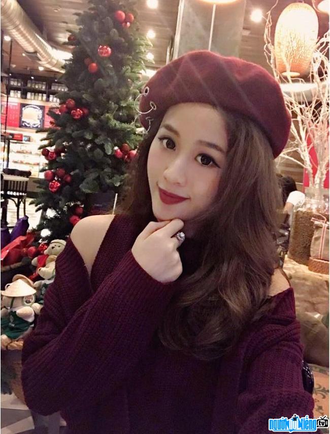 Hot girl Tran Thu Ha showing her Christmas photos